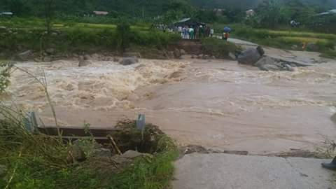 Cây cầu ở huyện nghèo Đam Rông bị nước cuốn phăng ( Ảnh: Facebook)