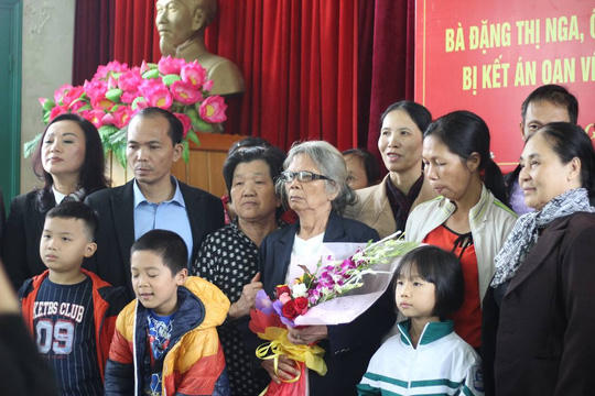 Cảnh đoàn viên của gia đình bà Đặng Thị Nga sau khi TAND tỉnh Điện Biên đã xin lỗi công khai.