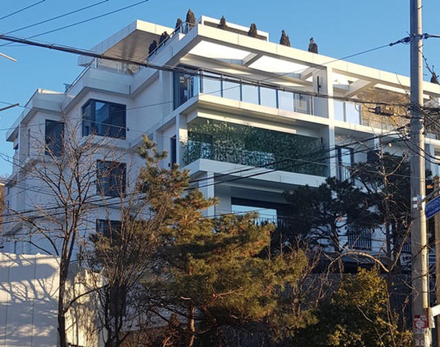 Đầu năm 2021, Hyun Bin mua một căn penthouse mới và tiện nghi. Đây được xem là động thái chuẩn bị cho việc kết hôn trong năm 2021 của anh. 