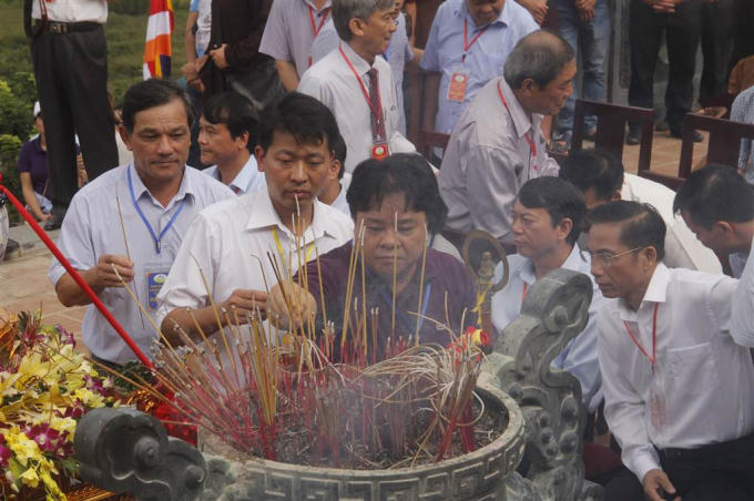 Các đại biểu dâng hương tại chùa Phật tích Trúc lâm Bản Giốc.