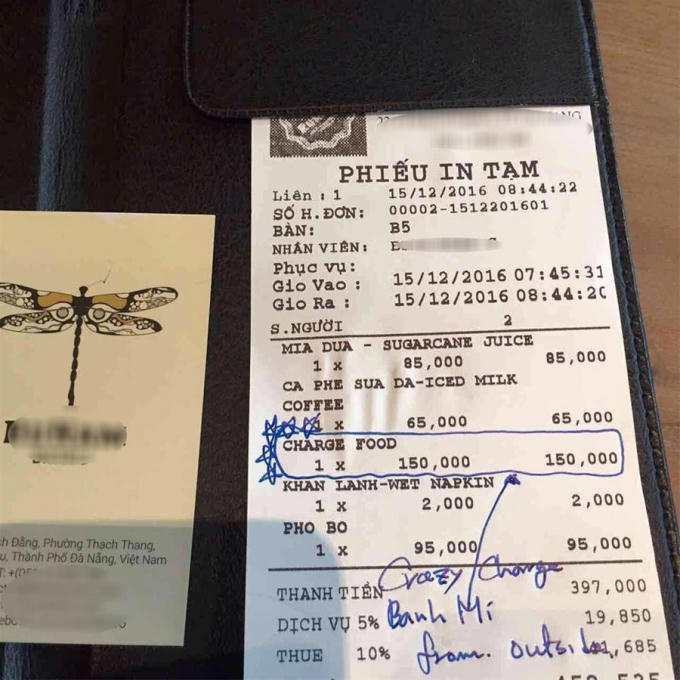 Hóa đơn thanh toán của cửa hàng, phí phụ cho chiếc bánh mì với giá 150 nghìn đồng.