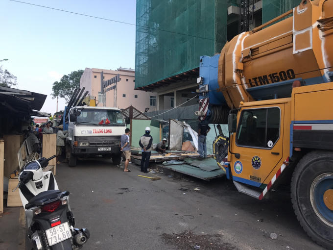 Chợ đêm được tháo dỡ cho xe cẩu 500 tấn vào khắc phục sự cố