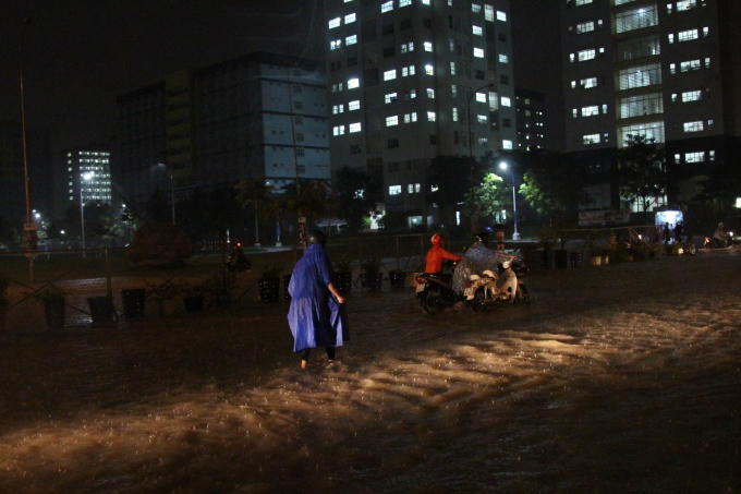 Đi xe máy cũng thành đi bộ khi xe không thể nổ máy.