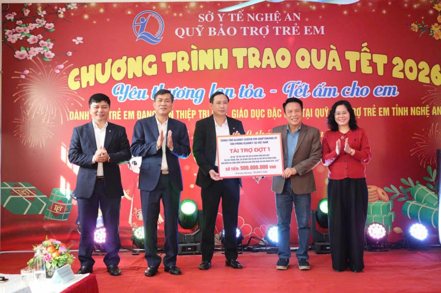 Đại diện Trung tâm Gladney Center for Adoption (Hoa Kỳ) - Văn phòng Gladney tại Việt Nam trao hỗ trợ cho Quỹ BTTE tỉnh Nghệ An.
