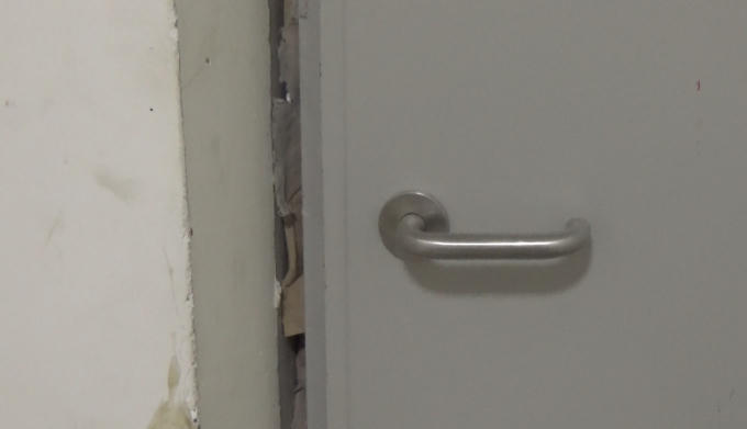 Cửa thoát hiểm bị hỏng hỏng, không đóng kín, chỉ được gia cố bằng những tấm bìa các tông sơ sài.