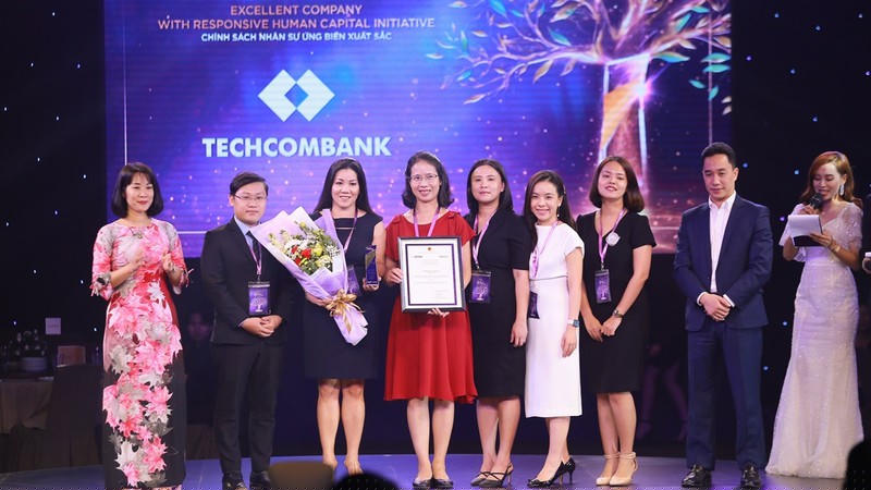 Lãnh đạo Techcombank nhận giải thưởng từ Ban tổ chức.