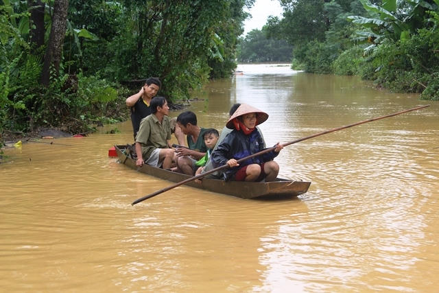 Thuyền là phương tiện cho người dân di chuyển.
