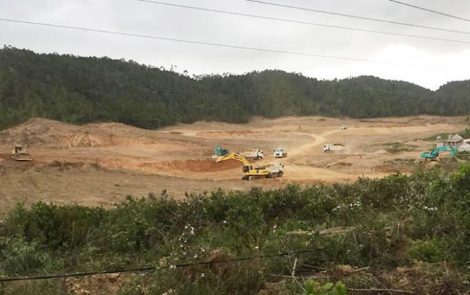 Công ty Cổ phần Trung Đô cho xây dựng từ sáng tới tối tại đại công trường dự án khu liên hợp sản xuất vật liệu xây dựng chưa được cấp phép. Ảnh: Dân Việt