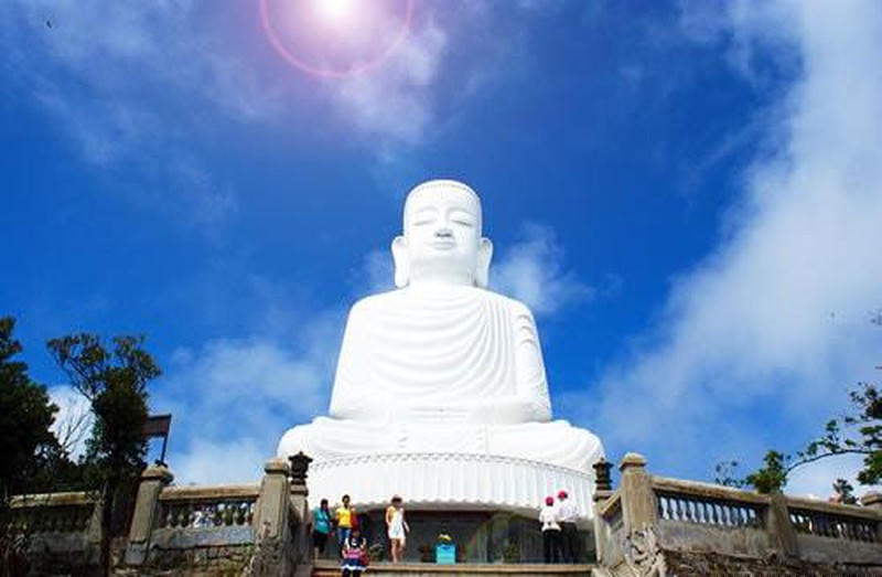 Tượng Đức Phật Thích Ca trên đỉnh huyền không.