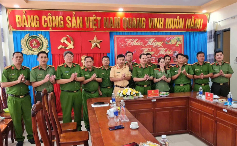 Đại tá Trần Văn Thi thăm, chúc Tết, tặng quà cán bộ, chiến sĩ Công an xã Phước Long.