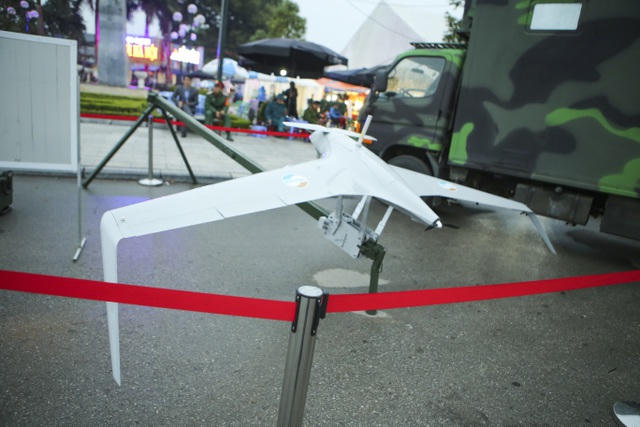 Tiếp theo, chiếc máy bay không người lái SWIFT, là loại máy bay trinh sát hạng nhẹ tầm gần, độ ồn thấp, sử dụng động cơ điện, cất cánh và hạ cánh bằng máy phóng hoặc lưới thu, hoạt động bán tự động.