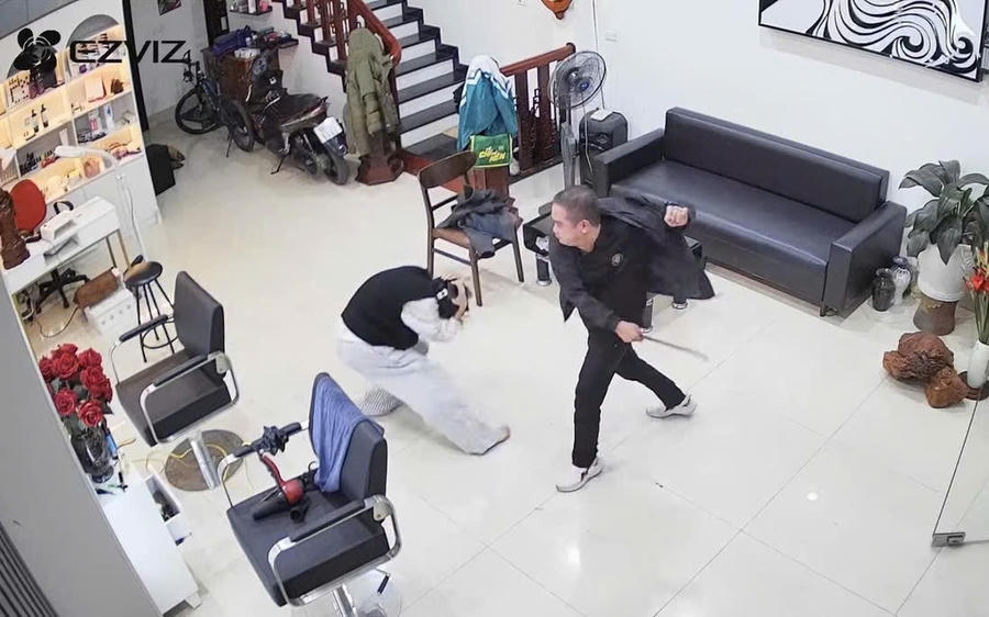 Hình ảnh cháu gái kịp cúi gập người tránh được nhát chém chí của người được cho là bố sau khi người mẹ chạy thoát ra ngoài được loan truyền trên mạng