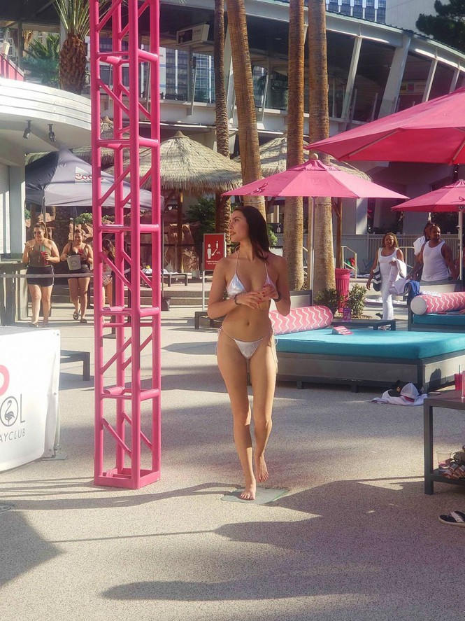 Người đàn bà Pháp quyến rũ 'khó cưỡng' với bikini bé xíu - ảnh 3