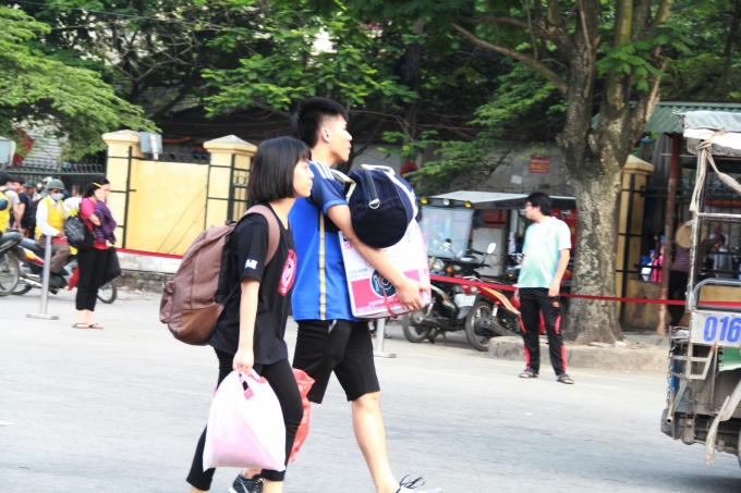 Các bạn sinh viên tranh thủ mang đồ ăn lên thành phố sau dịp nghỉ lễ.