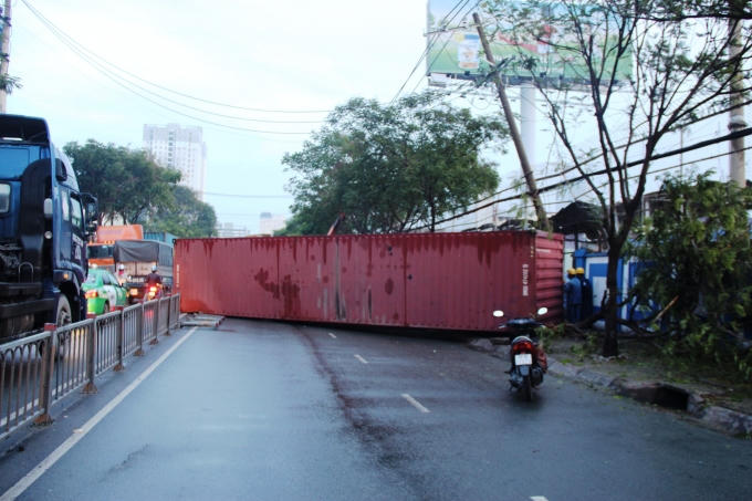 Thùng container rớt chắn ngang đường.