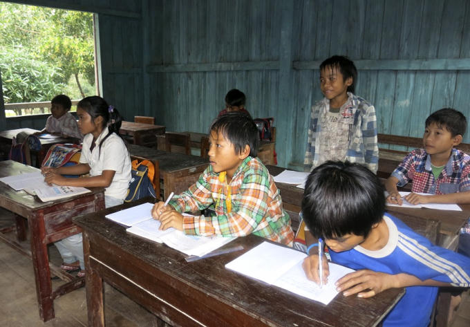 Gần như 100% trẻ em đến lớp học chữ.