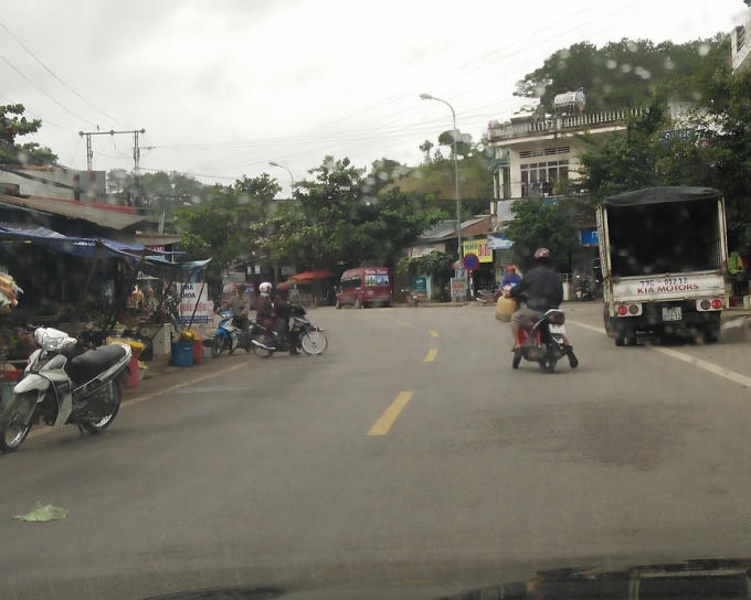 Người dân đi chợ và qua lại khu vực này rất nhiều.