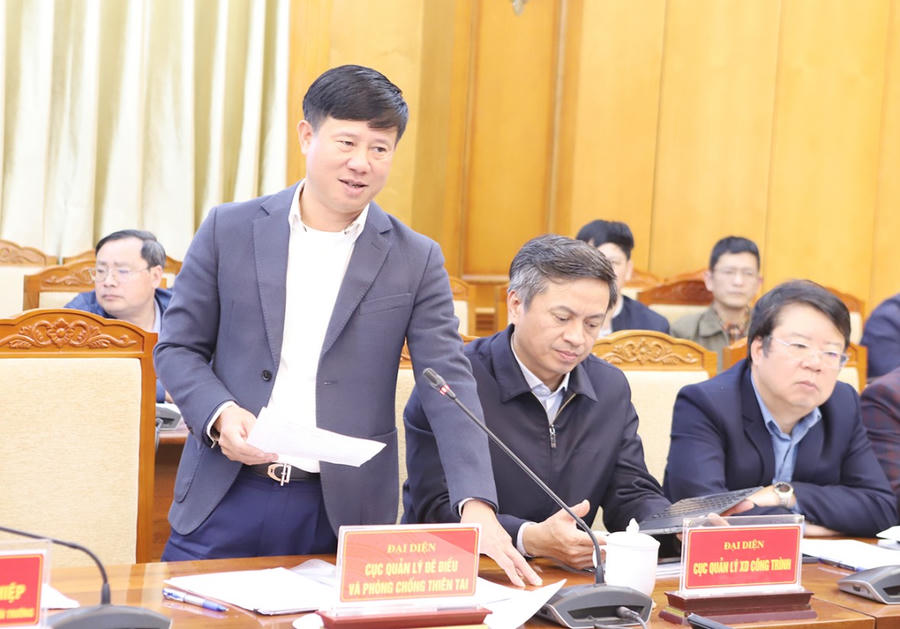 Đại diện lãnh đạo Cục Quản lý đê điều và phòng chống thiên tai phát biểu tại hội nghị.