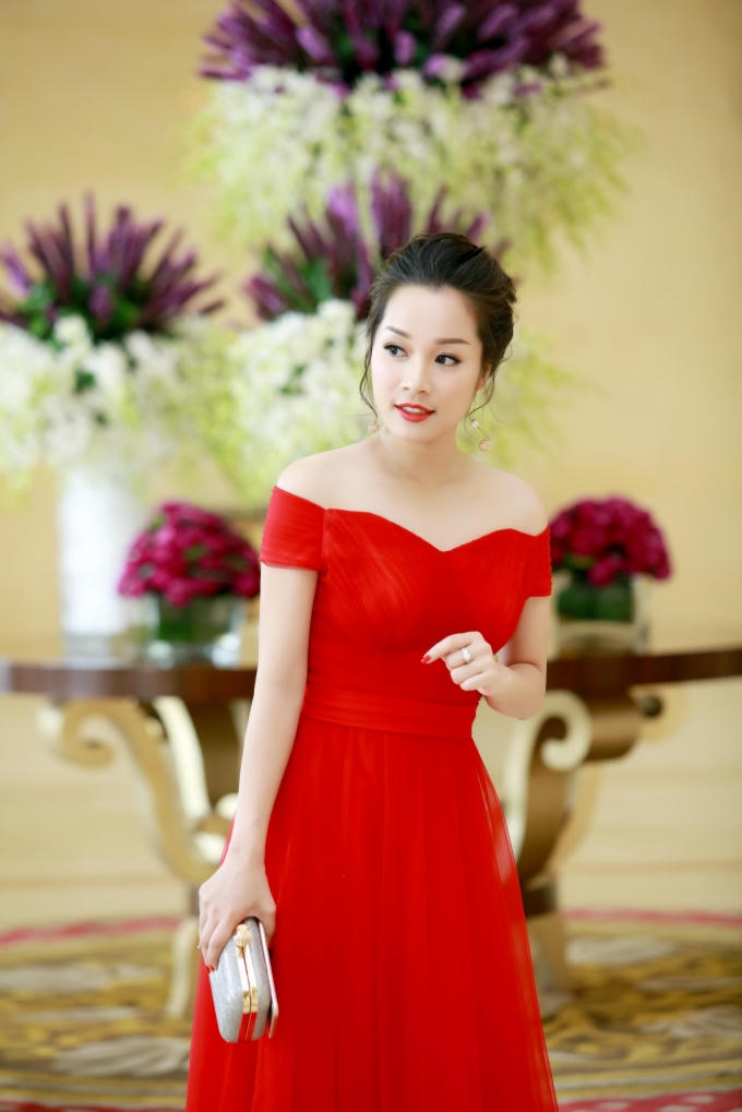 Diễn vi&ecirc;n Minh Hương nổi bật với đầm đỏ đi sự kiện