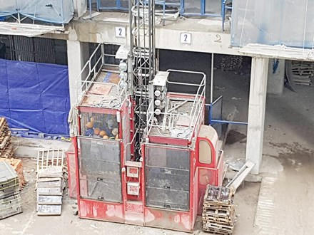 Theo những hình ảnh, clip mà phóng viên ghi nhận được: Bên trong dự án, hàng trăm công nhân vẫn vận chuyển vật liệu, thi công rầm rộ. Các thanh vận, máy móc vẫn hoạt động liên tục. Theo phản ánh của người dân sống ở khu vực lân cận việc thi công dự án vẫn bình thường, công nhân làm việc cả ngày lẫn đêm. “Công trình vẫn xây dựng, máy móc ầm ầm cả ngày lẫn đêm mà. Chỉ khác là trước người vào ra thoải mái, giờ muốn vào trong phải có giấy tờ. Tôi có người thân cũng đang làm công nhân trát tường bên trong”, một người dân sống cạnh công trình nói.