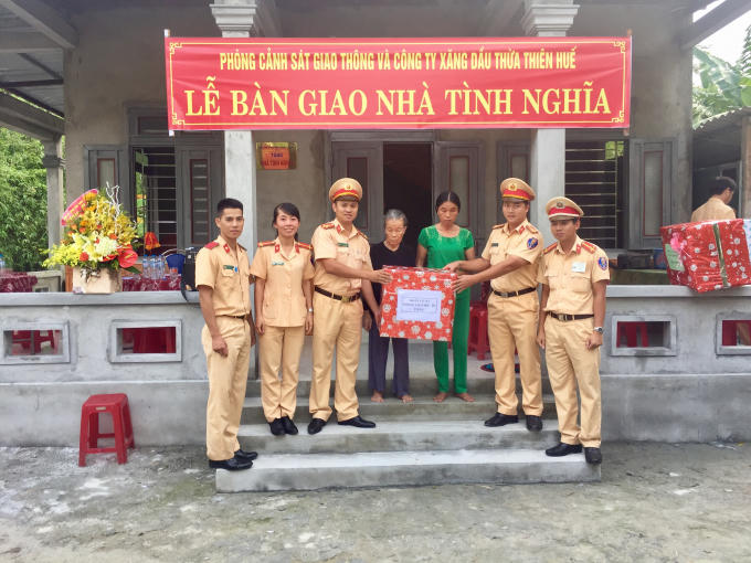 Phòng Csgt đường bộ - đường sắt Công an tỉnh đã phối hợp cùng Công ty Scavi Huế và Công ty xăng dầu Thừa Thiên Huế tổ chức khánh thành và bàn giao 2 ngôi nhà tình nghĩa.