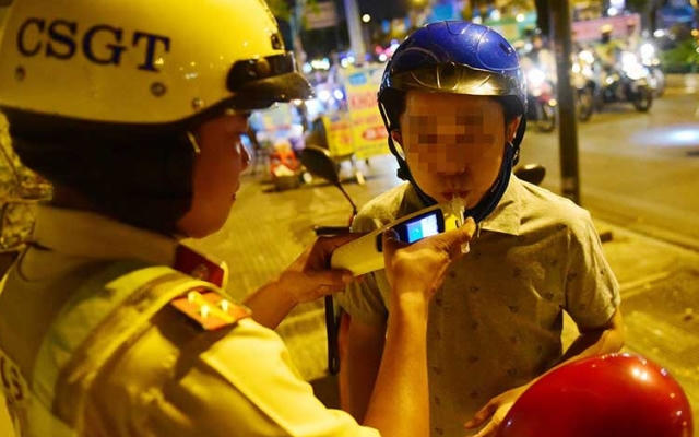 Bắc Giang phạt nặng hai người điều khiển ô tô có nồng độ cồn, tước GPLX 23 tháng