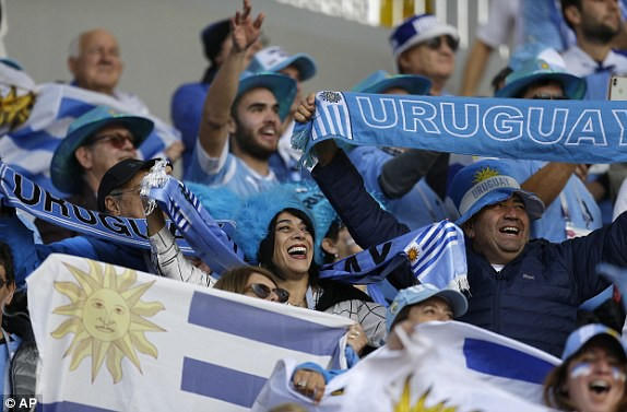 Cổ động viên Uruguay tới cổ vũ cho đội nhà ở trận ra quân. Ảnh: AP
