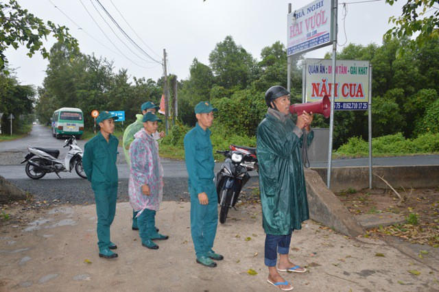 Lực lượng chức năng tỉnh Sóc Trăng phát loa kêu gọi người dân sơ tán.