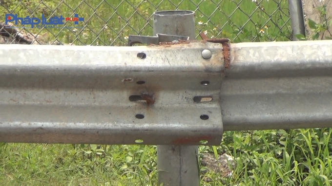 Hàng loạt chiếc đinh ốc, bu lông đã bị trên tuyến cao tốc Hà Nội - Thái Nguyên