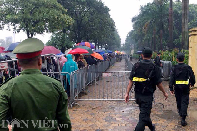 Lực lượng an ninh túc trực mọi nơi để đảm bảo trật tự.