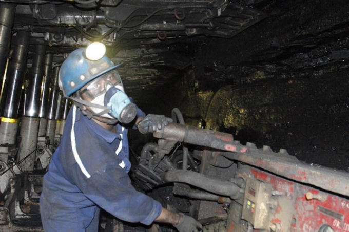 Những phương tiện cơ giới sử dụng trong hầm mỏ của Hà Lầm hỗ trợ công nhân trong ca làm việc đạt hiệu suất cao hơn. Ảnh: T.N.D.