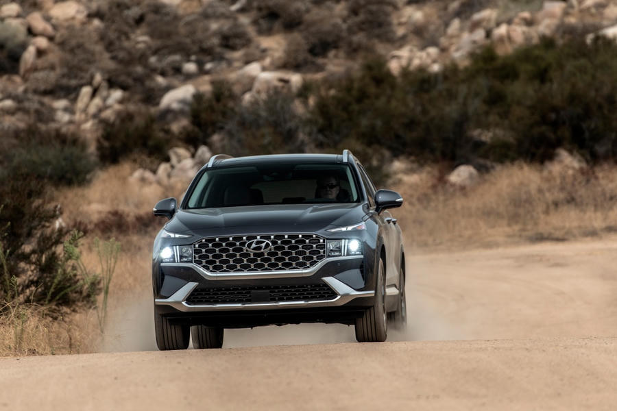 Hyundai Sante Fe 2021 mới sẽ cập bến các đại lý trên toàn nước Mỹ vào tháng 12/2020, với mức giá khởi điểm từ 28.025 USD (tương đương 648 triệu đồng).