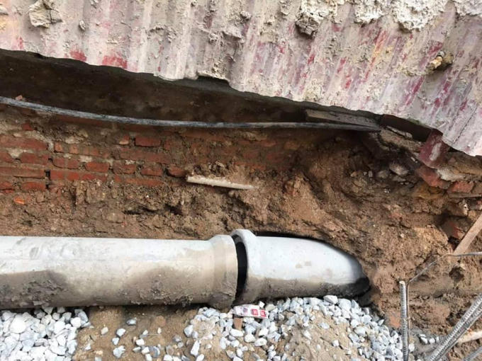 Phần móng của công trình 143a Chùa Hàng đào sâu gây sạt lở, vỡ ống thoát nước gây nguy hiểm tới tính mạng, tinh thần của người dân.