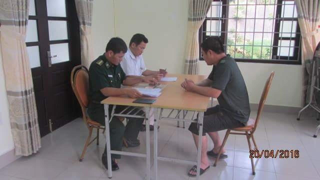 Các thuyền viên đang làm việc với bộ đội biên phòng Việt Nam.