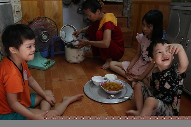 Bữa cơm chỉ có bát canh bí đỏ.