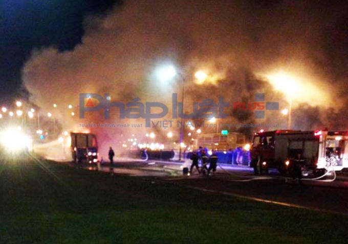 Toàn cảnh vụ hỏa hoạn xe khách 45 chỗ bỗng nhiên bốc cháy.