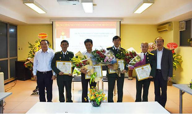 Đại diện Bộ Tư pháp tặng hoa và giấy khen cho các cá nhân có nhiều đóng góp cho hoạt động của Bộ