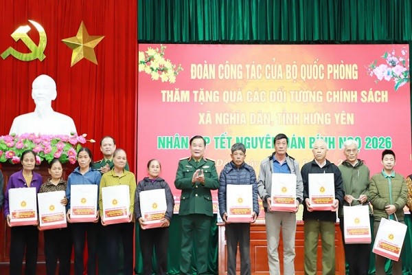 Thượng tướng Hoàng Xuân Chiến, trao quà tặng các hộ gia đình có hoàn cảnh khó khăn của xã Nghĩa Dân.