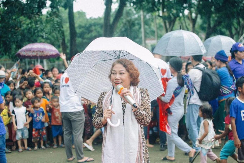 Thi thoảng cô vẫn đi hát, dành lời ca tiếng hát gửi đến mọi người. (Ảnh: FB Siu Black)