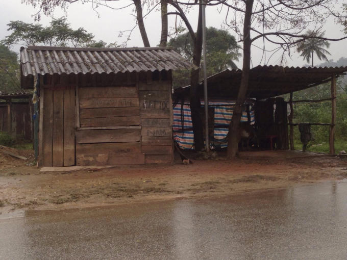 Quán cắt tóc nơi Hùng đẫ ở chung với cô gái tên B. tại bản Bãi Dinh. (Ảnh. Hải Long).