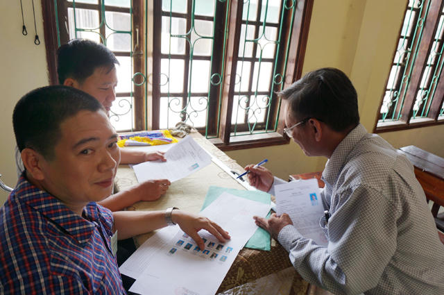 Ông Hồng làm thủ tục dự thi THPT quốc gia năm 2017.