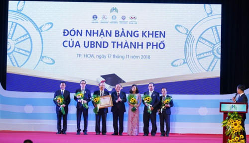 Trường ĐH Văn Hiến vinh dự nhận bằng khen của UBND TPHCM  vì đã có thành tích xuất sắc trong năm học vừa qua