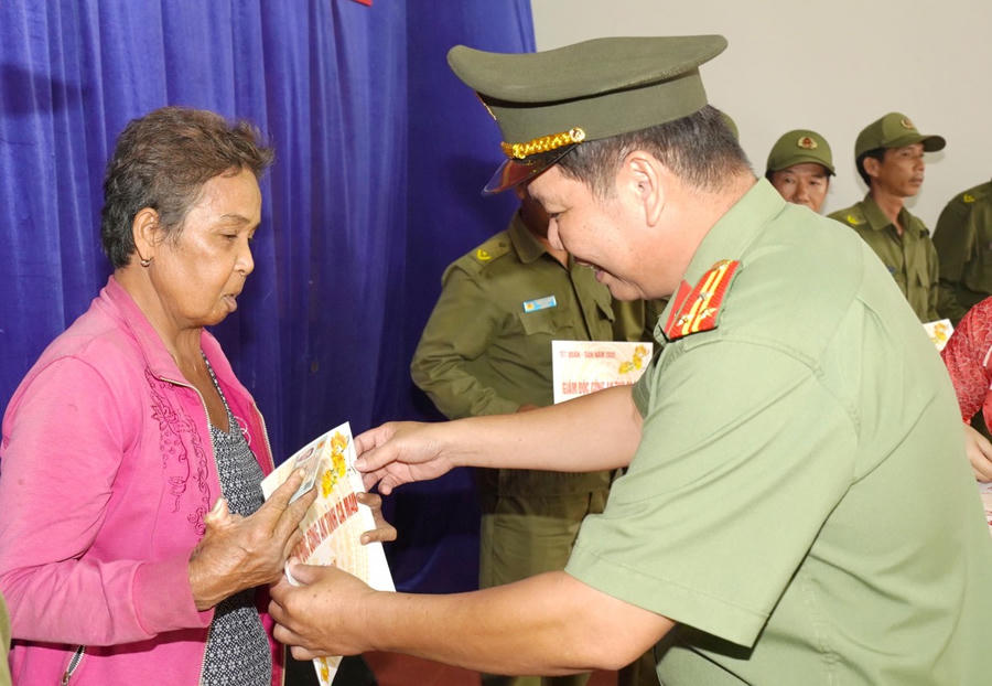 Thượng tá Trần Quốc Toàn tặng quà cho người có uy tín trong đồng bào dân tộc Khmer.