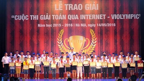 Các thí sinh đạt huy chương đồng tại lễ trao giải.