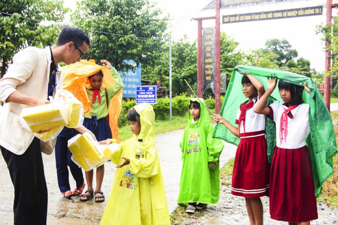 Những chiếc bánh đầu tiên đến với các em.