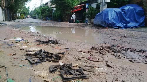 Dự án kéo dài nhiều năm làm cho nhiều đoạn đường xuống cấp.