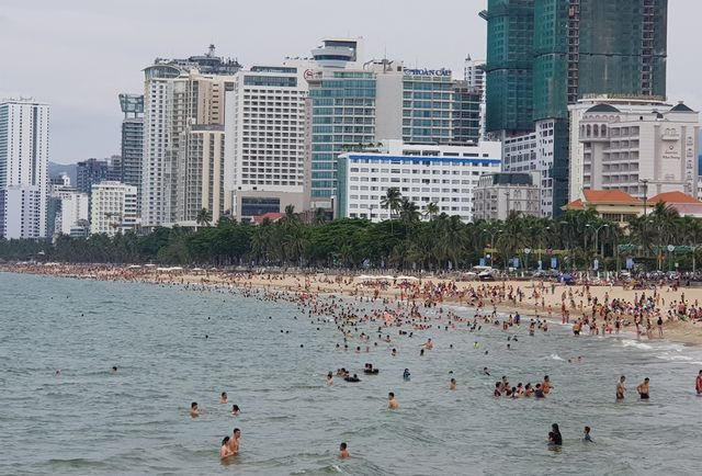 Bãi biển phía đông đường Trần Phú, TP Nha Trang với dòng người tắm biển kéo dài hàng cây số