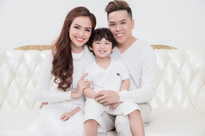 Diễn vi&ecirc;n B&igrave;nh Minh ch&uacute;c mừng Hoa hậu Diễm Hương lần 2 trở th&agrave;nh b&agrave; chủ