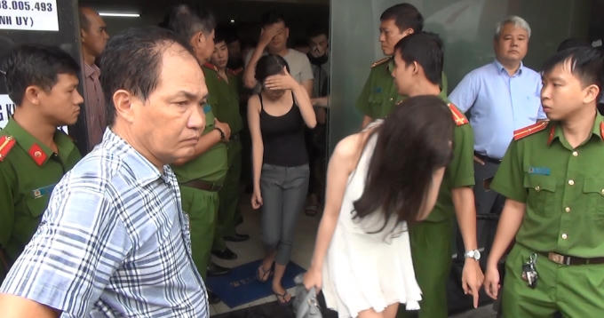 Lực lượng chức năng dẫn giải các đối tượng.