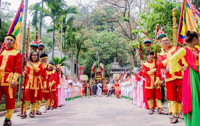 Các nam thanh nữ tú rước kiệu trong lễ khai hội chùa Thầy. (Ảnh: Nguyễn Thái Sơn)